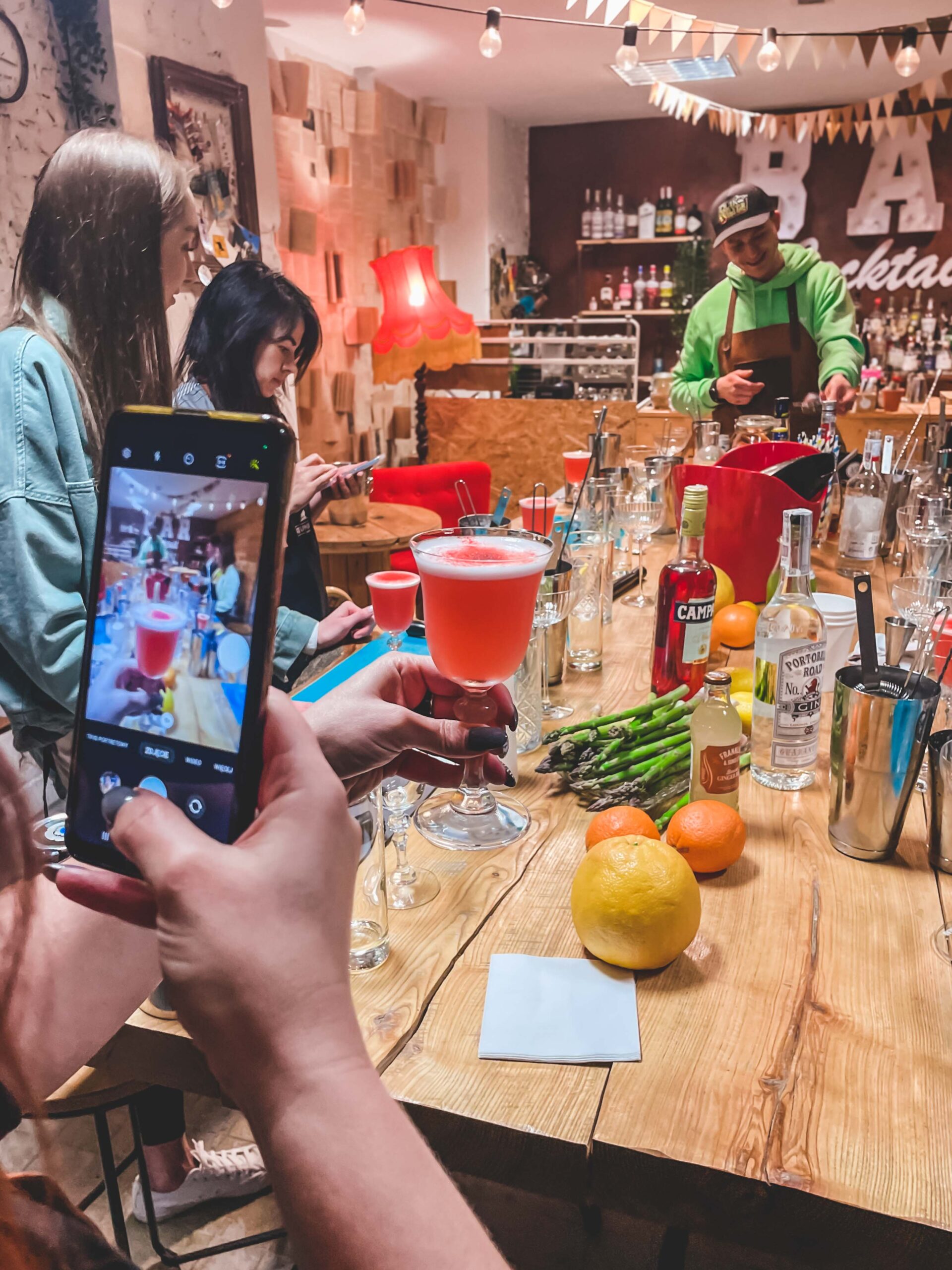 Profesjonalne stanowisko w pracowni barmańskiej BarCocktail