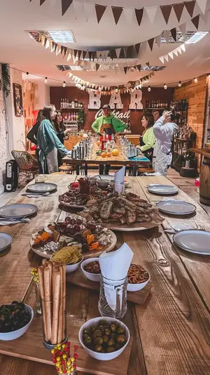 Barman BarCocktail przy pracy